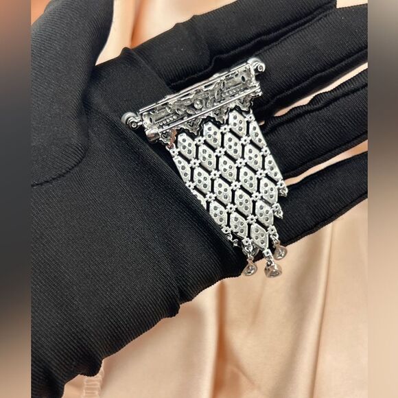 Regal Elegance Crystal Brooch-Vintage Art Deco Pin with Pearls and Gem Accents - Picture 8 of 10